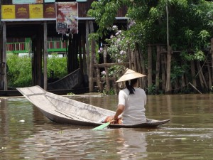 Inle-Inlay-Lake-Boat-Woman