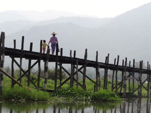 Inle-Inlay-Lake-Bridge-Boy