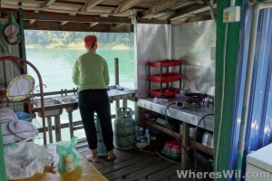 Tasik-Kenyir-House-Boat-Kitchen