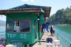 Tasik-Kenyir-House-Boat2